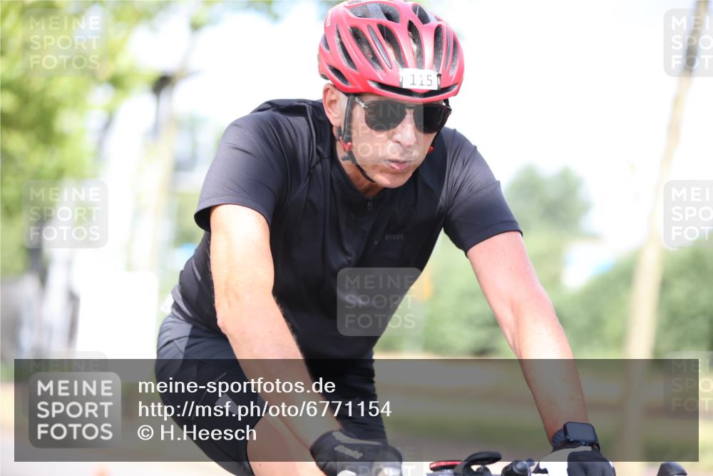11.08.2024 - GEWOBA Citytriathlon Bremen H.Heesch http://msf.ph/oto/6771154 11.08.2024 10:48:06 Radfahren 115 meine-sportfotos.de
