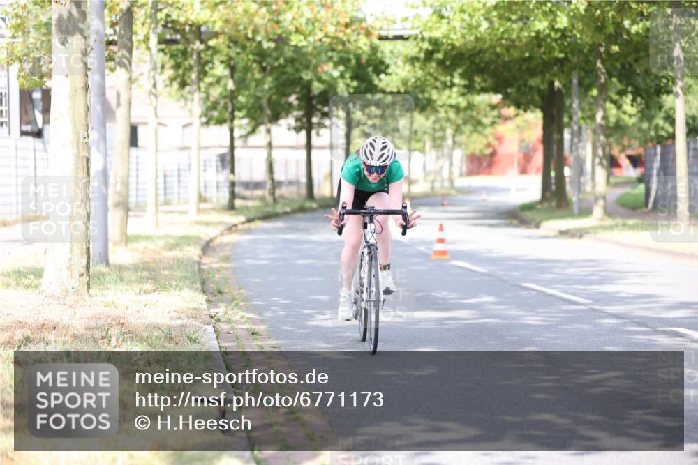 11.08.2024 - GEWOBA Citytriathlon Bremen H.Heesch http://msf.ph/oto/6771173 11.08.2024 10:48:29 Radfahren 14 meine-sportfotos.de