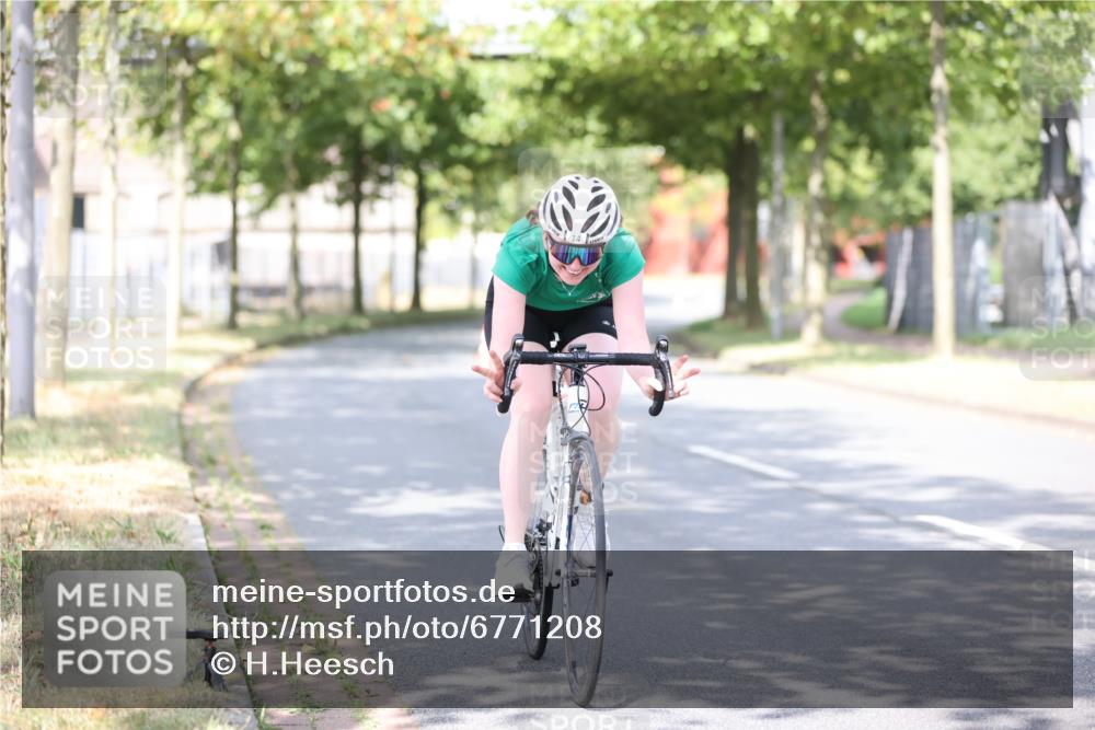 11.08.2024 - GEWOBA Citytriathlon Bremen H.Heesch http://msf.ph/oto/6771208 11.08.2024 10:48:29 Radfahren 14 meine-sportfotos.de