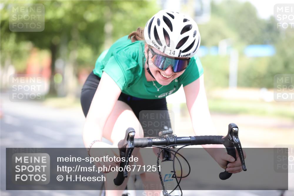 11.08.2024 - GEWOBA Citytriathlon Bremen H.Heesch http://msf.ph/oto/6771251 11.08.2024 10:48:30 Radfahren 14 meine-sportfotos.de