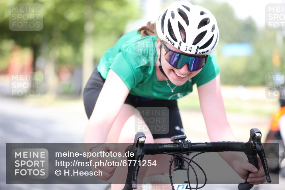 11.08.2024 - GEWOBA Citytriathlon Bremen H.Heesch http://msf.ph/oto/6771254 11.08.2024 10:48:30 Radfahren 14 meine-sportfotos.de
