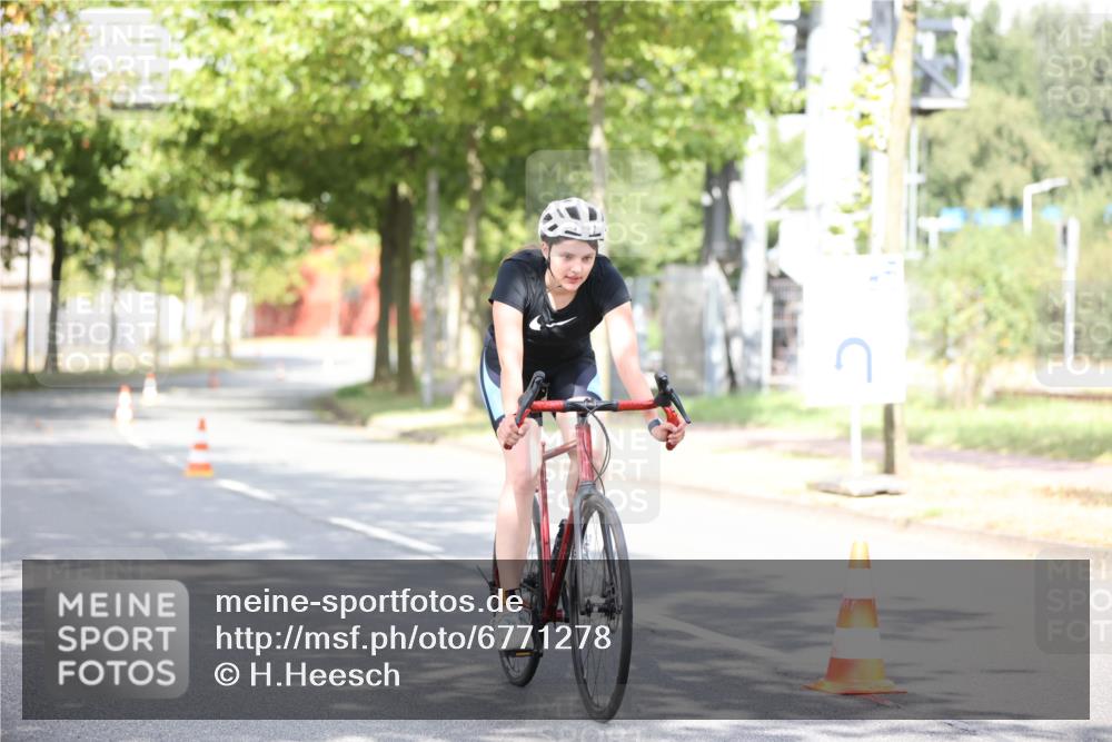 11.08.2024 - GEWOBA Citytriathlon Bremen H.Heesch http://msf.ph/oto/6771278 11.08.2024 10:48:48 Radfahren 89 meine-sportfotos.de