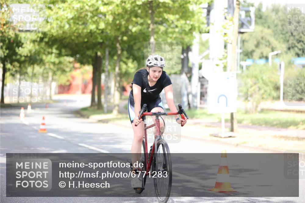 11.08.2024 - GEWOBA Citytriathlon Bremen H.Heesch http://msf.ph/oto/6771283 11.08.2024 10:48:49 Radfahren 89 meine-sportfotos.de