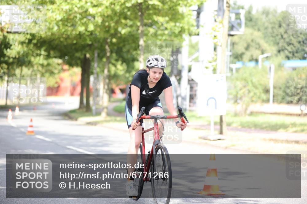 11.08.2024 - GEWOBA Citytriathlon Bremen H.Heesch http://msf.ph/oto/6771286 11.08.2024 10:48:49 Radfahren 89 meine-sportfotos.de