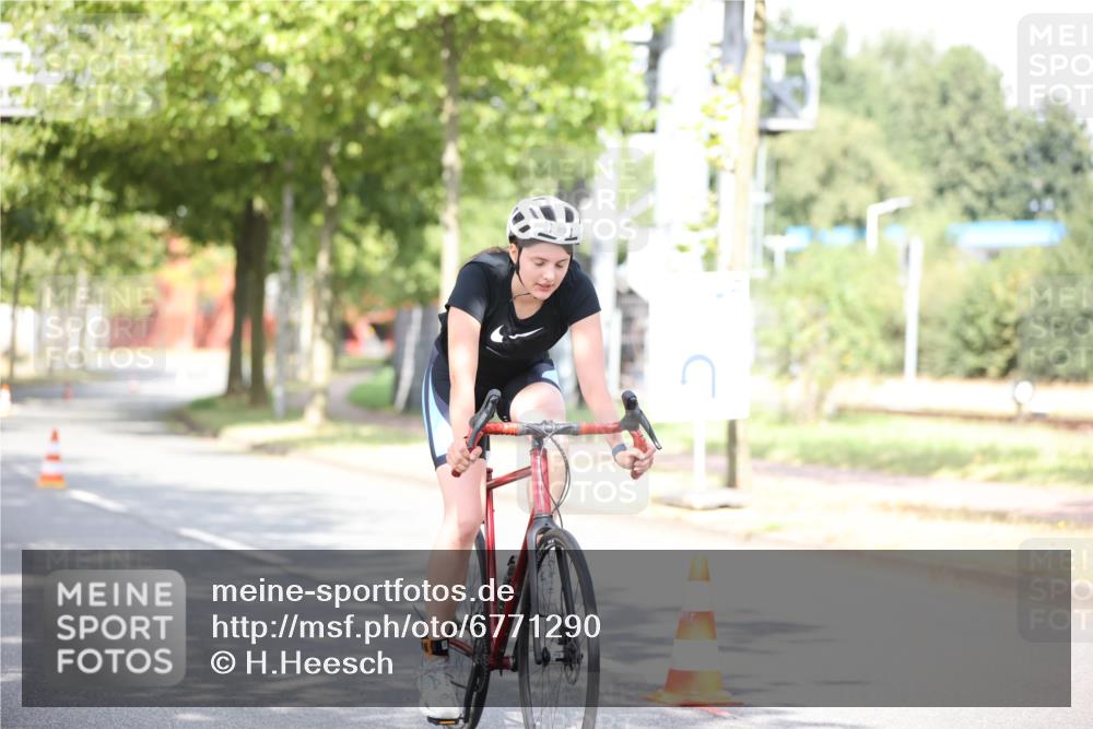 11.08.2024 - GEWOBA Citytriathlon Bremen H.Heesch http://msf.ph/oto/6771290 11.08.2024 10:48:49 Radfahren 89 meine-sportfotos.de