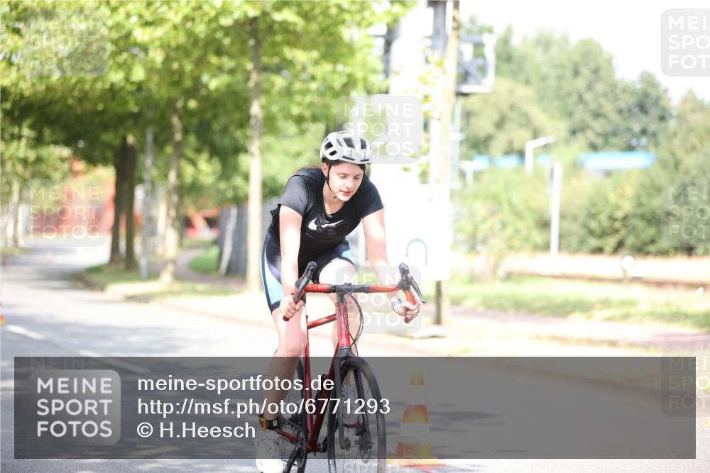 11.08.2024 - GEWOBA Citytriathlon Bremen H.Heesch http://msf.ph/oto/6771293 11.08.2024 10:48:49 Radfahren 89 meine-sportfotos.de