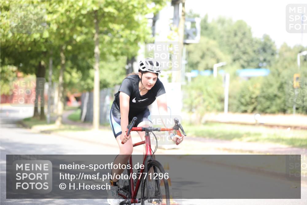 11.08.2024 - GEWOBA Citytriathlon Bremen H.Heesch http://msf.ph/oto/6771296 11.08.2024 10:48:49 Radfahren 89 meine-sportfotos.de
