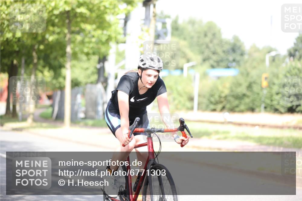 11.08.2024 - GEWOBA Citytriathlon Bremen H.Heesch http://msf.ph/oto/6771303 11.08.2024 10:48:49 Radfahren 89 meine-sportfotos.de