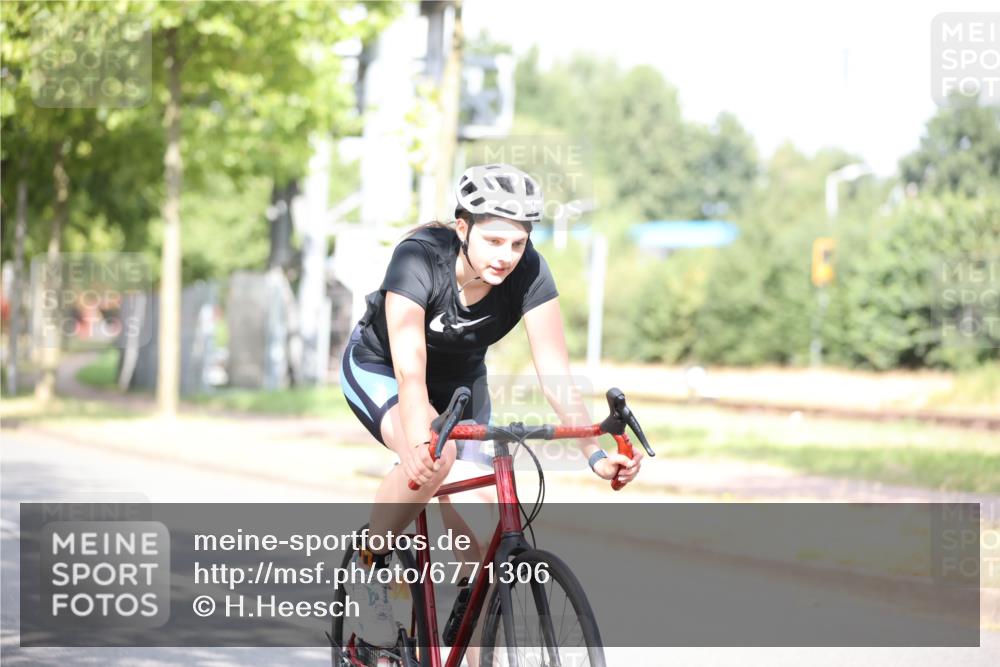 11.08.2024 - GEWOBA Citytriathlon Bremen H.Heesch http://msf.ph/oto/6771306 11.08.2024 10:48:49 Radfahren 89 meine-sportfotos.de