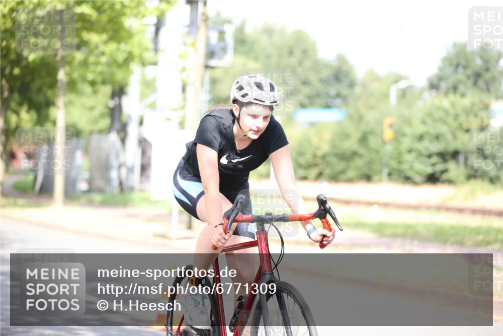 11.08.2024 - GEWOBA Citytriathlon Bremen H.Heesch http://msf.ph/oto/6771309 11.08.2024 10:48:49 Radfahren 89 meine-sportfotos.de
