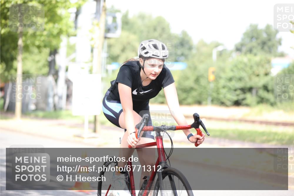 11.08.2024 - GEWOBA Citytriathlon Bremen H.Heesch http://msf.ph/oto/6771312 11.08.2024 10:48:49 Radfahren 89 meine-sportfotos.de