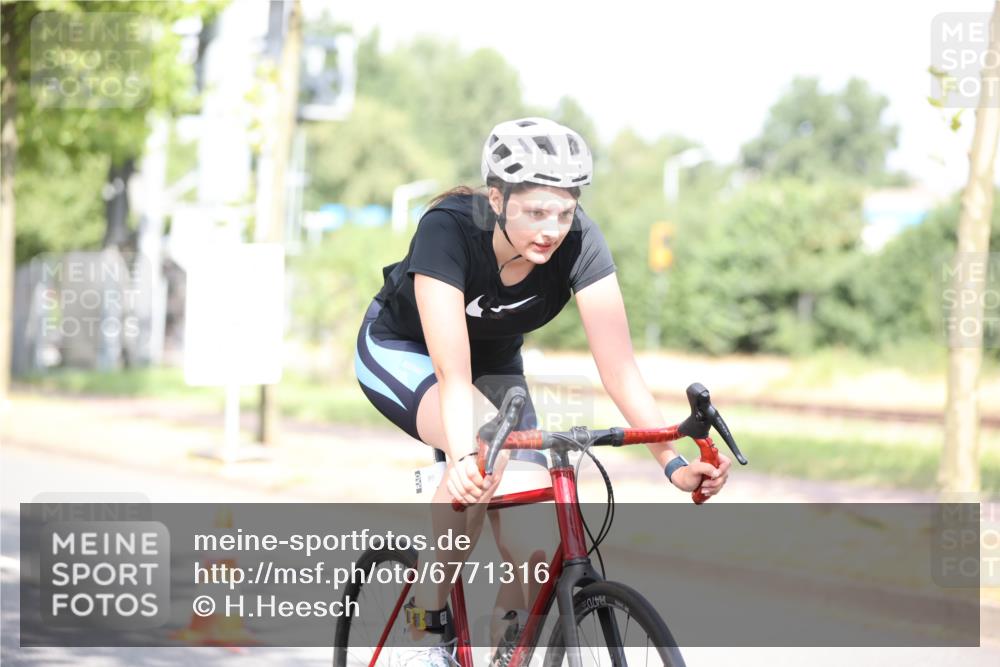 11.08.2024 - GEWOBA Citytriathlon Bremen H.Heesch http://msf.ph/oto/6771316 11.08.2024 10:48:49 Radfahren 89 meine-sportfotos.de
