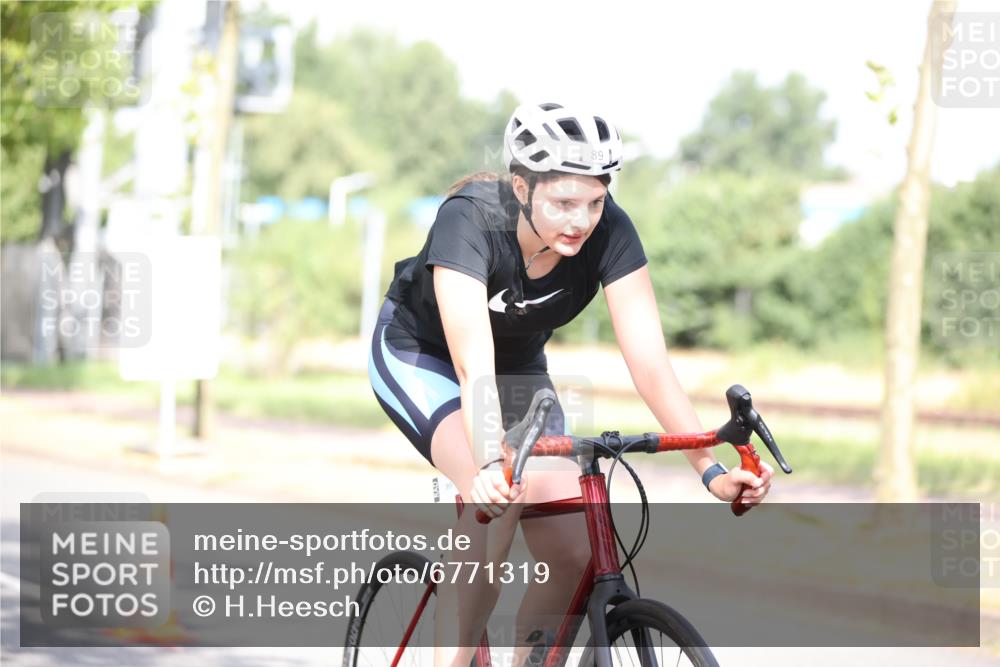 11.08.2024 - GEWOBA Citytriathlon Bremen H.Heesch http://msf.ph/oto/6771319 11.08.2024 10:48:49 Radfahren 89 meine-sportfotos.de