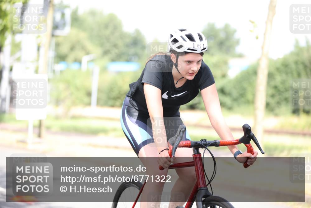 11.08.2024 - GEWOBA Citytriathlon Bremen H.Heesch http://msf.ph/oto/6771322 11.08.2024 10:48:49 Radfahren 89 meine-sportfotos.de
