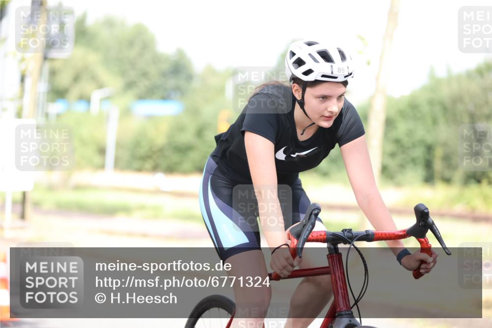 11.08.2024 - GEWOBA Citytriathlon Bremen H.Heesch http://msf.ph/oto/6771324 11.08.2024 10:48:49 Radfahren 89 meine-sportfotos.de