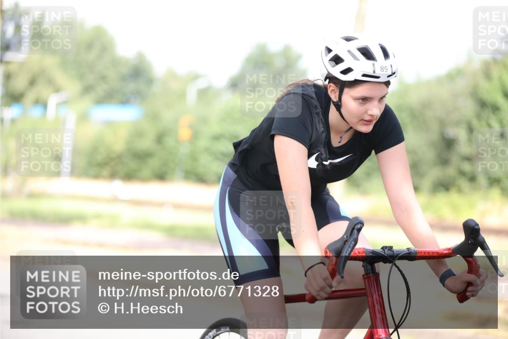 11.08.2024 - GEWOBA Citytriathlon Bremen H.Heesch http://msf.ph/oto/6771328 11.08.2024 10:48:49 Radfahren 89 meine-sportfotos.de