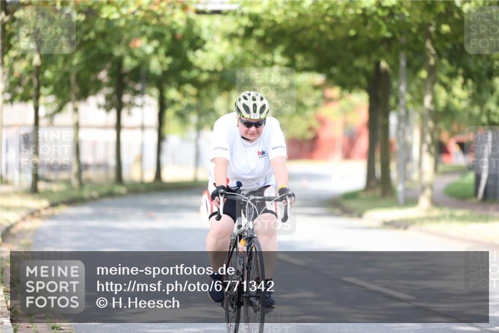 11.08.2024 - GEWOBA Citytriathlon Bremen H.Heesch http://msf.ph/oto/6771342 11.08.2024 10:49:12 Radfahren 83 meine-sportfotos.de