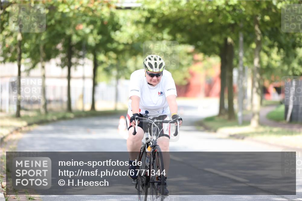 11.08.2024 - GEWOBA Citytriathlon Bremen H.Heesch http://msf.ph/oto/6771344 11.08.2024 10:49:12 Radfahren 83 meine-sportfotos.de