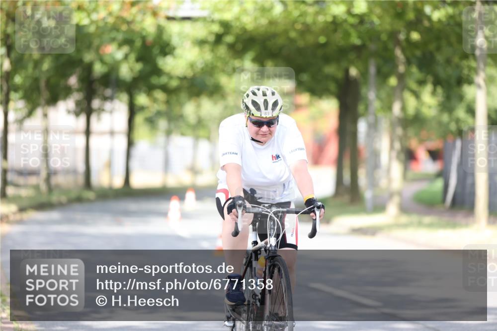 11.08.2024 - GEWOBA Citytriathlon Bremen H.Heesch http://msf.ph/oto/6771358 11.08.2024 10:49:12 Radfahren 83 meine-sportfotos.de