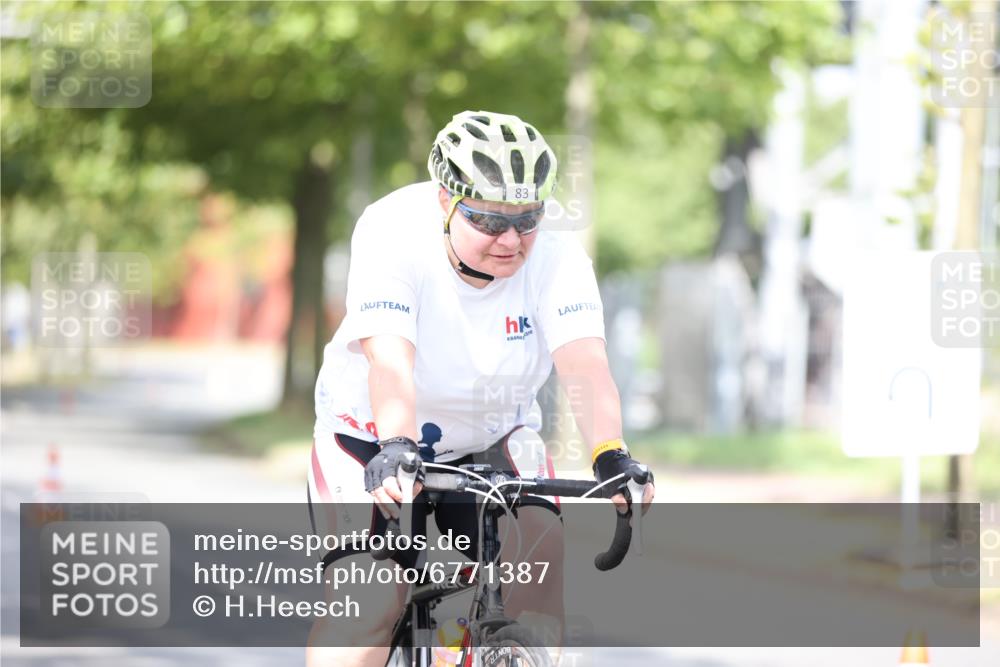 11.08.2024 - GEWOBA Citytriathlon Bremen H.Heesch http://msf.ph/oto/6771387 11.08.2024 10:49:13 Radfahren 83 meine-sportfotos.de