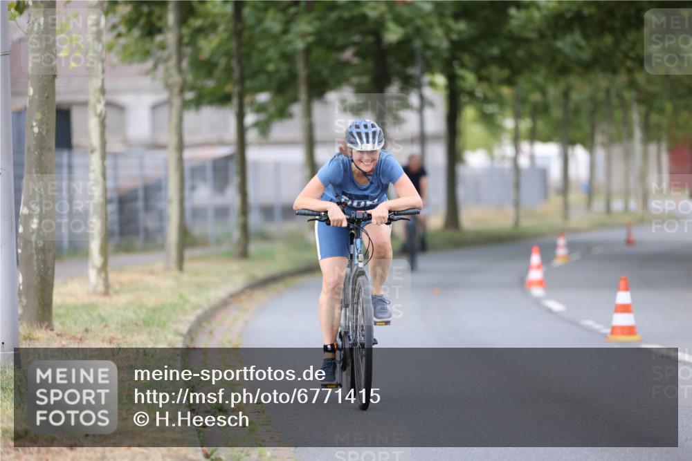 11.08.2024 - GEWOBA Citytriathlon Bremen H.Heesch http://msf.ph/oto/6771415 11.08.2024 10:50:16 Radfahren 53 meine-sportfotos.de