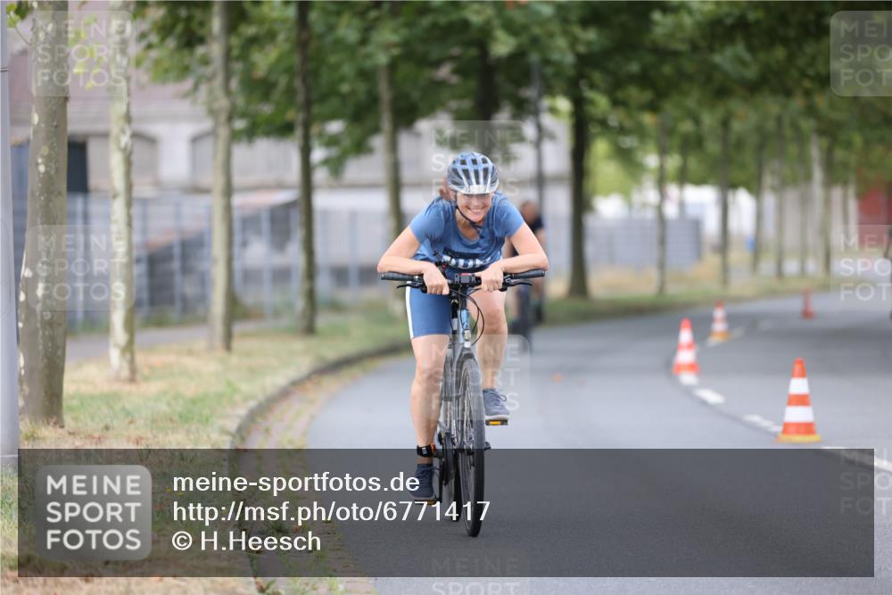 11.08.2024 - GEWOBA Citytriathlon Bremen H.Heesch http://msf.ph/oto/6771417 11.08.2024 10:50:16 Radfahren 53 meine-sportfotos.de