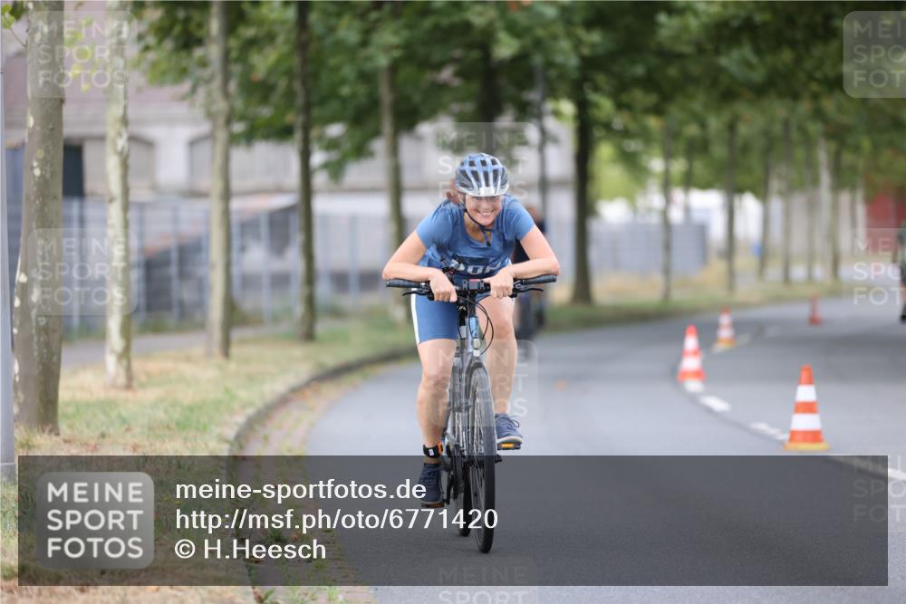 11.08.2024 - GEWOBA Citytriathlon Bremen H.Heesch http://msf.ph/oto/6771420 11.08.2024 10:50:16 Radfahren 53 meine-sportfotos.de