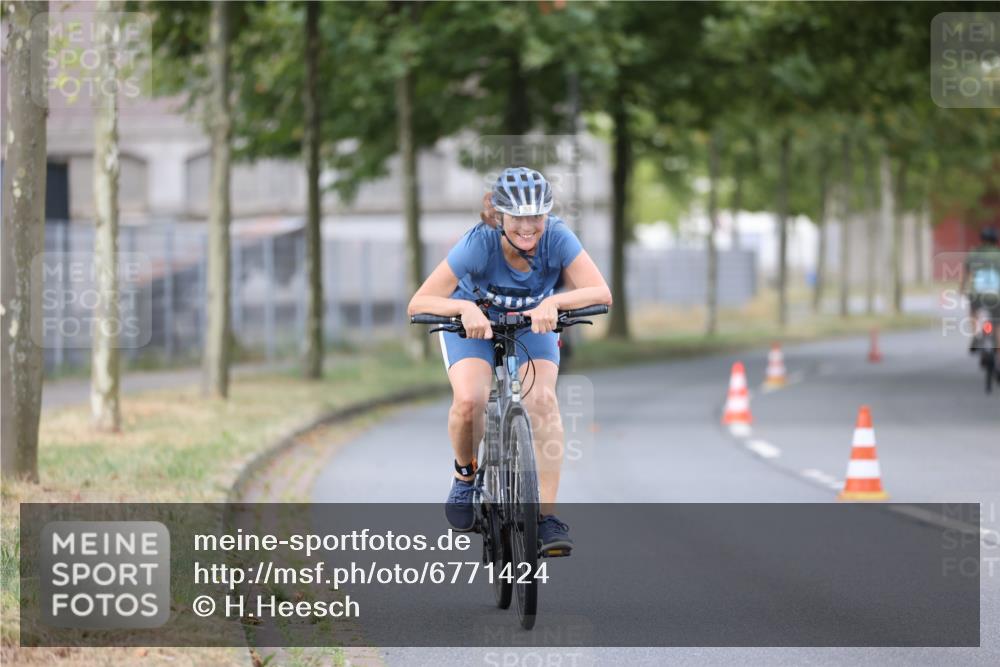 11.08.2024 - GEWOBA Citytriathlon Bremen H.Heesch http://msf.ph/oto/6771424 11.08.2024 10:50:16 Radfahren 53 meine-sportfotos.de