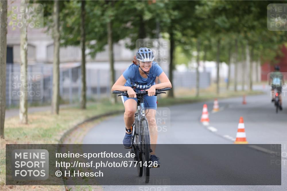 11.08.2024 - GEWOBA Citytriathlon Bremen H.Heesch http://msf.ph/oto/6771426 11.08.2024 10:50:16 Radfahren 53 meine-sportfotos.de