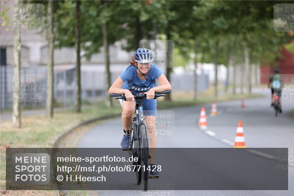 11.08.2024 - GEWOBA Citytriathlon Bremen H.Heesch http://msf.ph/oto/6771428 11.08.2024 10:50:16 Radfahren 53 meine-sportfotos.de