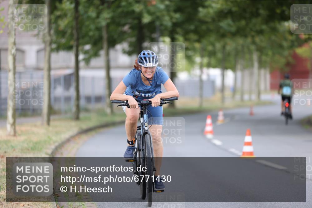 11.08.2024 - GEWOBA Citytriathlon Bremen H.Heesch http://msf.ph/oto/6771430 11.08.2024 10:50:16 Radfahren 53 meine-sportfotos.de