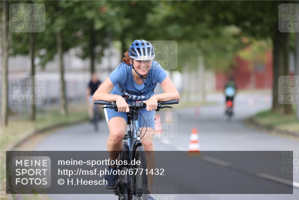 11.08.2024 - GEWOBA Citytriathlon Bremen H.Heesch http://msf.ph/oto/6771432 11.08.2024 10:50:16 Radfahren 53 meine-sportfotos.de