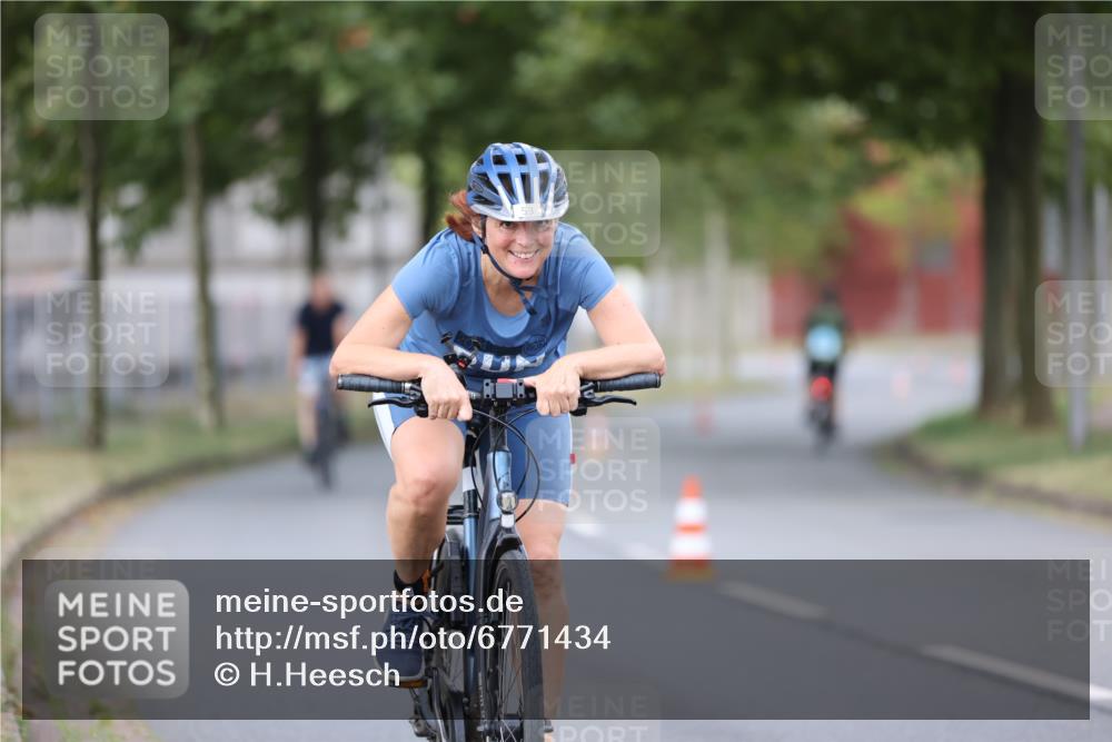 11.08.2024 - GEWOBA Citytriathlon Bremen H.Heesch http://msf.ph/oto/6771434 11.08.2024 10:50:16 Radfahren 53 meine-sportfotos.de