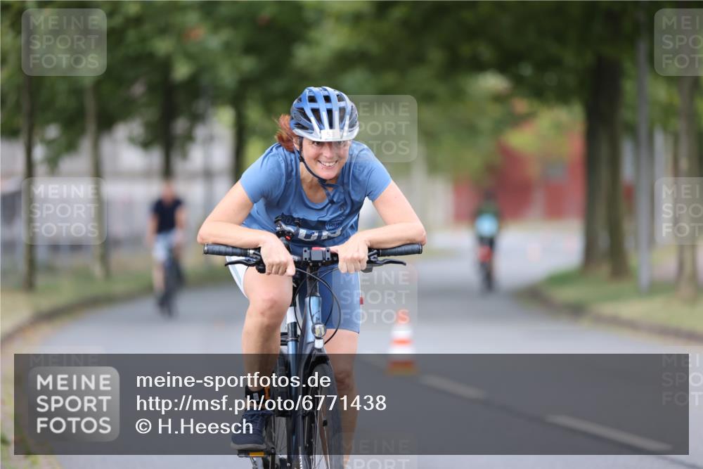 11.08.2024 - GEWOBA Citytriathlon Bremen H.Heesch http://msf.ph/oto/6771438 11.08.2024 10:50:17 Radfahren 53 meine-sportfotos.de