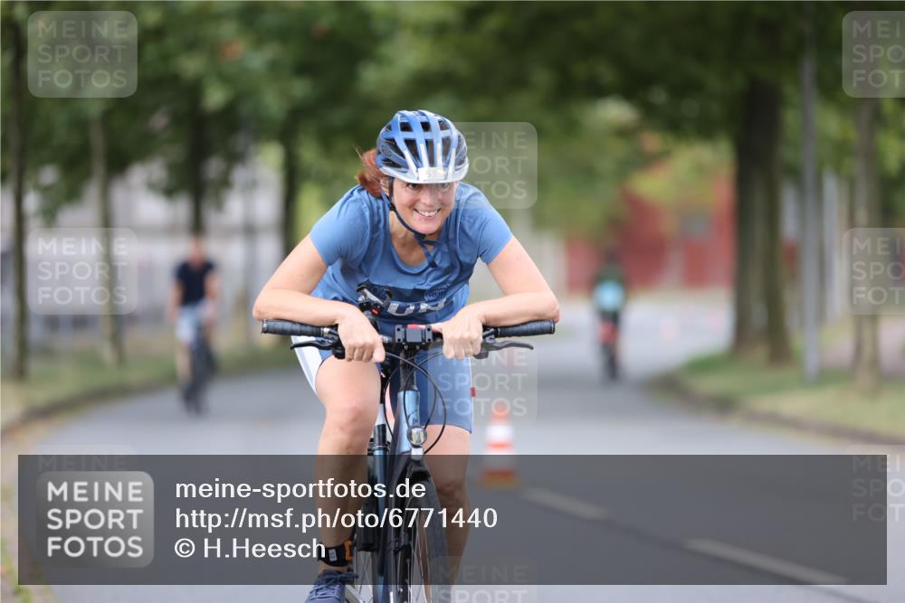 11.08.2024 - GEWOBA Citytriathlon Bremen H.Heesch http://msf.ph/oto/6771440 11.08.2024 10:50:17 Radfahren 53 meine-sportfotos.de