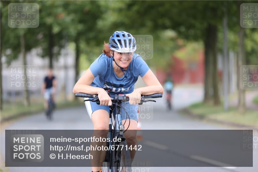 11.08.2024 - GEWOBA Citytriathlon Bremen H.Heesch http://msf.ph/oto/6771442 11.08.2024 10:50:17 Radfahren 53 meine-sportfotos.de