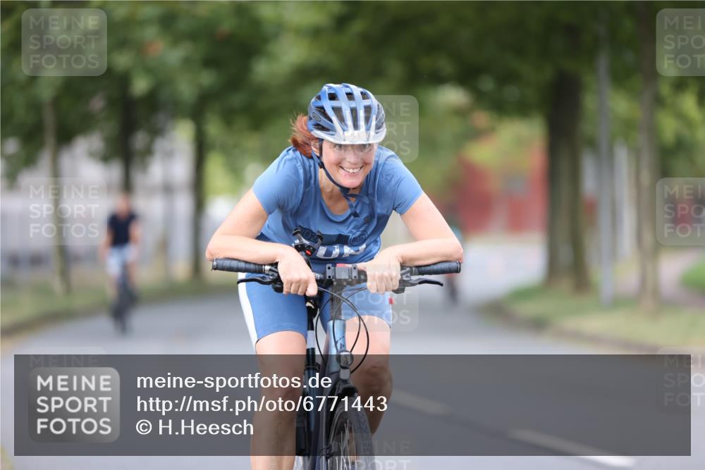 11.08.2024 - GEWOBA Citytriathlon Bremen H.Heesch http://msf.ph/oto/6771443 11.08.2024 10:50:17 Radfahren 53 meine-sportfotos.de