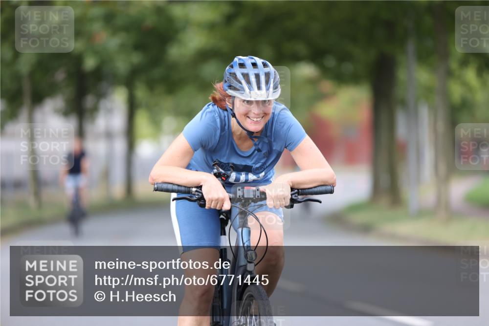 11.08.2024 - GEWOBA Citytriathlon Bremen H.Heesch http://msf.ph/oto/6771445 11.08.2024 10:50:17 Radfahren 53 meine-sportfotos.de