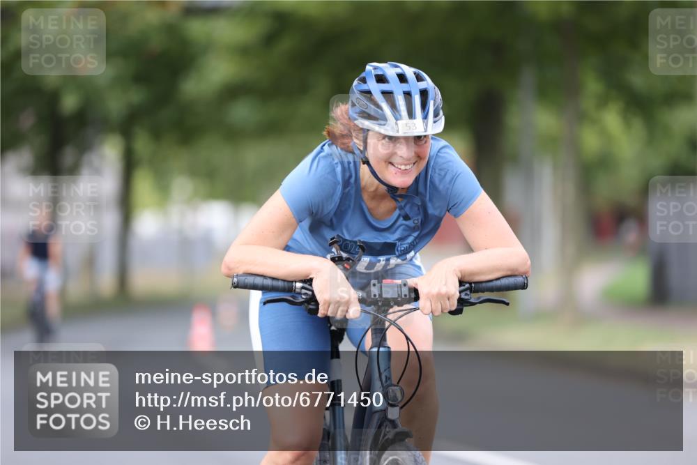 11.08.2024 - GEWOBA Citytriathlon Bremen H.Heesch http://msf.ph/oto/6771450 11.08.2024 10:50:17 Radfahren 53 meine-sportfotos.de