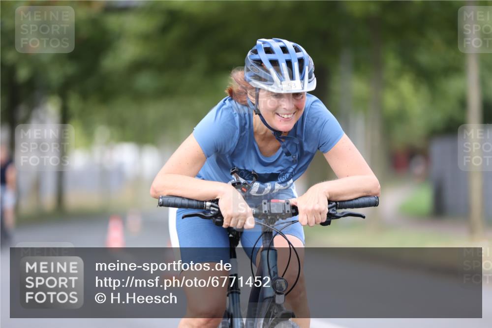 11.08.2024 - GEWOBA Citytriathlon Bremen H.Heesch http://msf.ph/oto/6771452 11.08.2024 10:50:17 Radfahren 53 meine-sportfotos.de