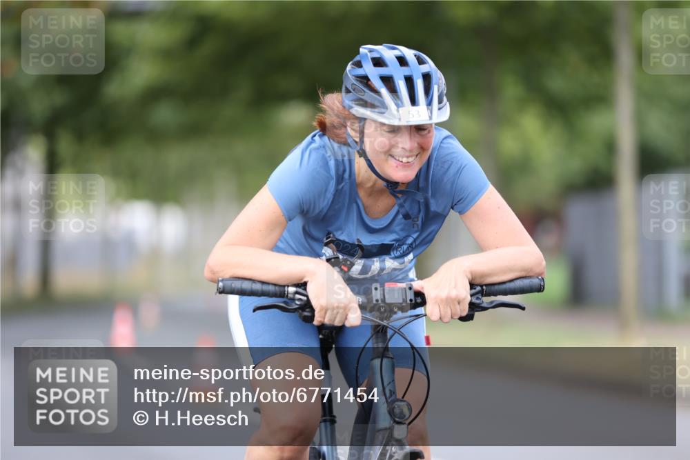 11.08.2024 - GEWOBA Citytriathlon Bremen H.Heesch http://msf.ph/oto/6771454 11.08.2024 10:50:17 Radfahren 53 meine-sportfotos.de