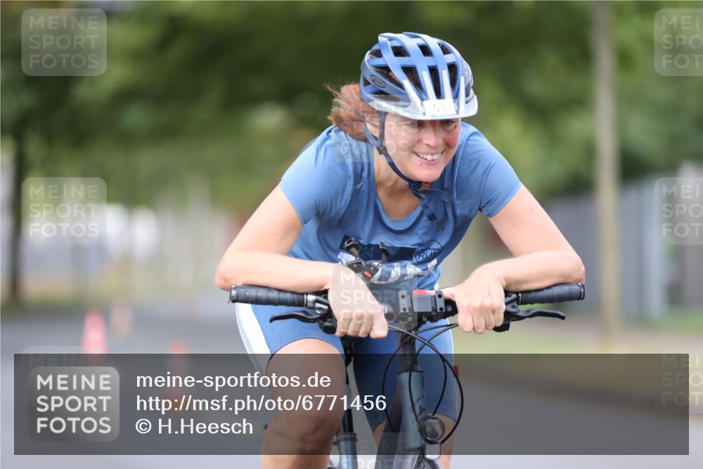 11.08.2024 - GEWOBA Citytriathlon Bremen H.Heesch http://msf.ph/oto/6771456 11.08.2024 10:50:17 Radfahren 53 meine-sportfotos.de