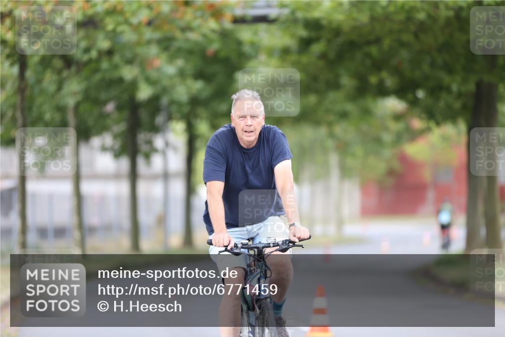 11.08.2024 - GEWOBA Citytriathlon Bremen H.Heesch http://msf.ph/oto/6771459 11.08.2024 10:50:21 Radfahren 53 meine-sportfotos.de