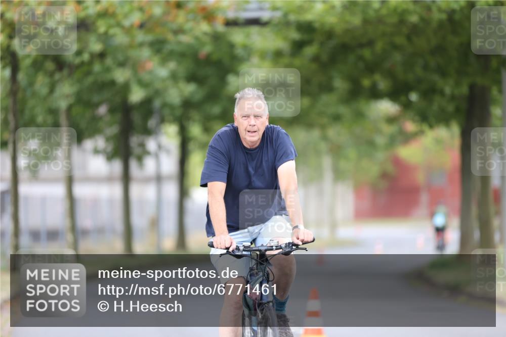 11.08.2024 - GEWOBA Citytriathlon Bremen H.Heesch http://msf.ph/oto/6771461 11.08.2024 10:50:21 Radfahren 53 meine-sportfotos.de