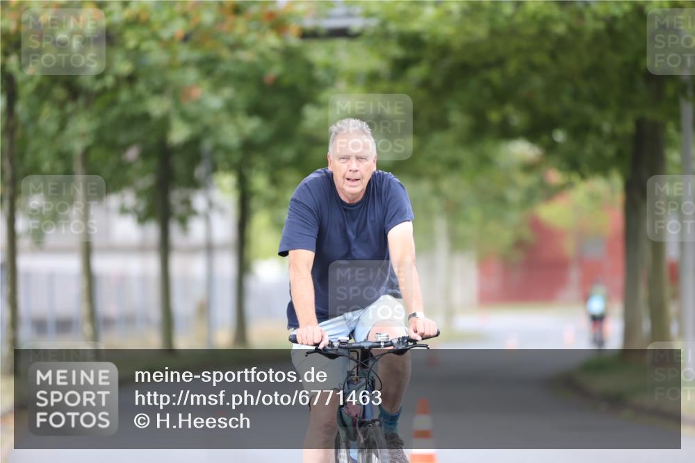11.08.2024 - GEWOBA Citytriathlon Bremen H.Heesch http://msf.ph/oto/6771463 11.08.2024 10:50:21 Radfahren 53 meine-sportfotos.de