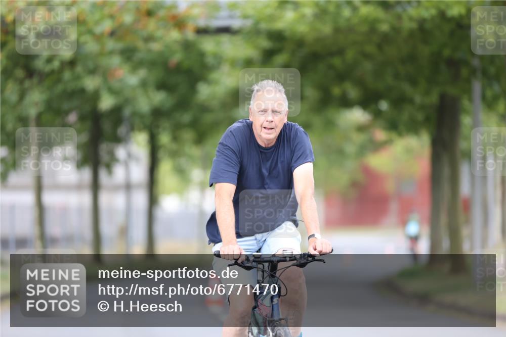 11.08.2024 - GEWOBA Citytriathlon Bremen H.Heesch http://msf.ph/oto/6771470 11.08.2024 10:50:21 Radfahren 53 meine-sportfotos.de
