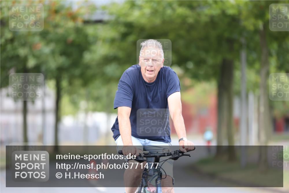 11.08.2024 - GEWOBA Citytriathlon Bremen H.Heesch http://msf.ph/oto/6771477 11.08.2024 10:50:21 Radfahren 53 meine-sportfotos.de