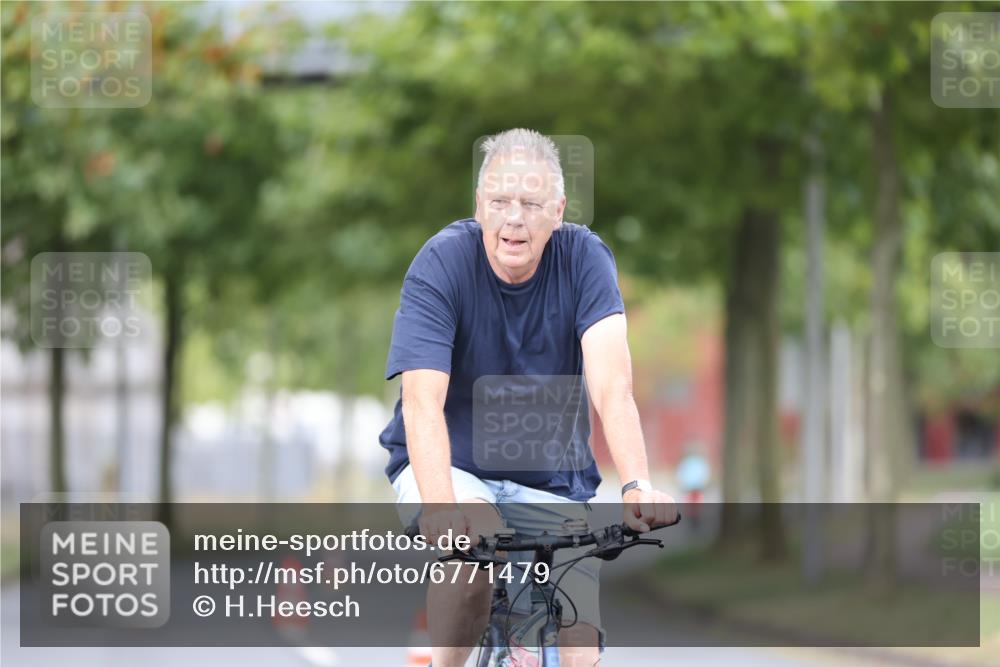 11.08.2024 - GEWOBA Citytriathlon Bremen H.Heesch http://msf.ph/oto/6771479 11.08.2024 10:50:21 Radfahren 53 meine-sportfotos.de