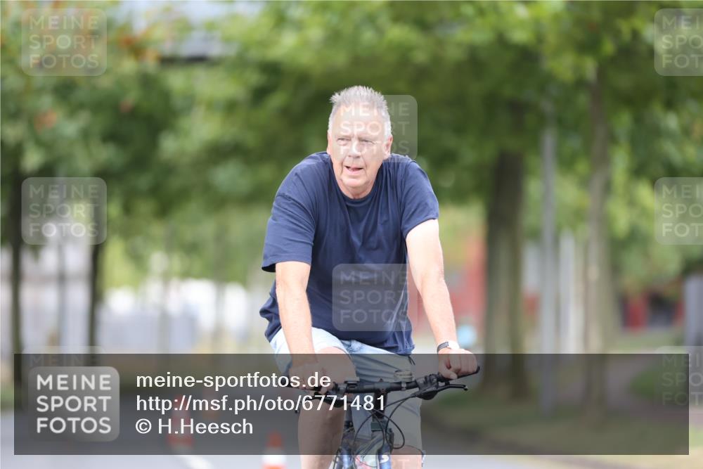11.08.2024 - GEWOBA Citytriathlon Bremen H.Heesch http://msf.ph/oto/6771481 11.08.2024 10:50:21 Radfahren 53 meine-sportfotos.de