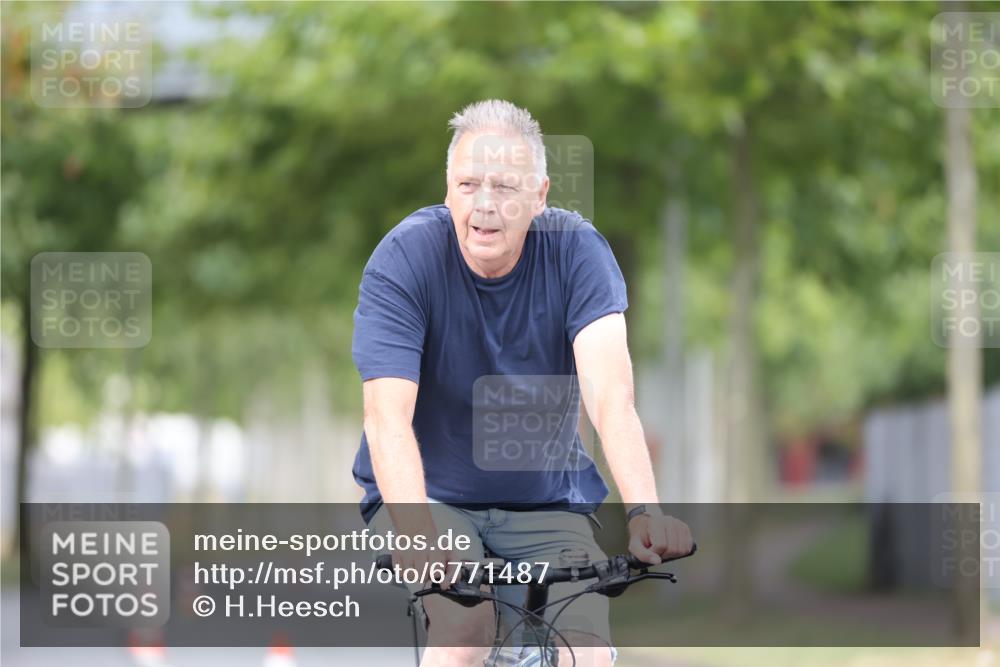 11.08.2024 - GEWOBA Citytriathlon Bremen H.Heesch http://msf.ph/oto/6771487 11.08.2024 10:50:21 Radfahren 53 meine-sportfotos.de